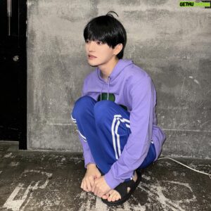 Kondo Yohdi Instagram - HAPPY HALLOWEEN🎃

おそ松さんの一松になったよ〜
いつもと違うテンションの役だったので
ファンの皆に体調悪いの？とか
眠いの？とか聞かれて大変でしたが
役を全うできました。お疲れ様です。笑

サンダルで踊るのも大変だった〜
1日目サンダル飛ばしちゃってごめんね...

きたむーがやってた一松を絶対に
やりたかったからできてすごく嬉しかた。

お尻も出した写真あるけど、
事務所NGかもしれないから確認して
OKだったら載せるね(OKなわけない)
スタンプで隠したらおーけー？

皆はハロウィンなんの仮装する？した？

この投稿もコメント返す！ぜ！

#おそ松さん #おそ松 #一松 #コスプレ
#ハロウィンコスプレ #松野一松コスプレ 
#おそ松さんコスプレ #一松推し