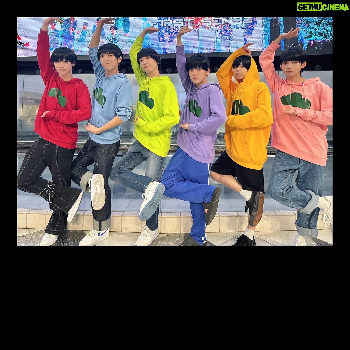 Kondo Yohdi - 1.4K Likes - HAPPY HALLOWEEN🎃
おそ松さんの一松になったよ〜
いつもと違うテンションの役だったので
ファンの皆に体調悪いの?とか
眠いの?とか聞かれて大変でしたが
役を全うできました。お疲れ様です。笑
サンダルで踊るのも大変だった〜
1日目サンダル飛ばしちゃってごめんね...
きたむーがやってた一松を絶対に
やりたかったからできてすごく嬉しかた。
お尻も出した写真あるけど、
事務所NGかもしれないから確認して
OKだったら載せるね(OKなわけない)
スタンプで隠したらおーけー?
皆はハロウィンなんの仮装する?した?
この投稿もコメント返す!ぜ!
#おそ松さん #おそ松 #一松 #コスプレ
#ハロウィンコスプレ #松野一松コスプレ
#おそ松さんコスプレ #一松推し