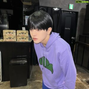 Kondo Yohdi Instagram - HAPPY HALLOWEEN🎃

おそ松さんの一松になったよ〜
いつもと違うテンションの役だったので
ファンの皆に体調悪いの？とか
眠いの？とか聞かれて大変でしたが
役を全うできました。お疲れ様です。笑

サンダルで踊るのも大変だった〜
1日目サンダル飛ばしちゃってごめんね...

きたむーがやってた一松を絶対に
やりたかったからできてすごく嬉しかた。

お尻も出した写真あるけど、
事務所NGかもしれないから確認して
OKだったら載せるね(OKなわけない)
スタンプで隠したらおーけー？

皆はハロウィンなんの仮装する？した？

この投稿もコメント返す！ぜ！

#おそ松さん #おそ松 #一松 #コスプレ
#ハロウィンコスプレ #松野一松コスプレ 
#おそ松さんコスプレ #一松推し
