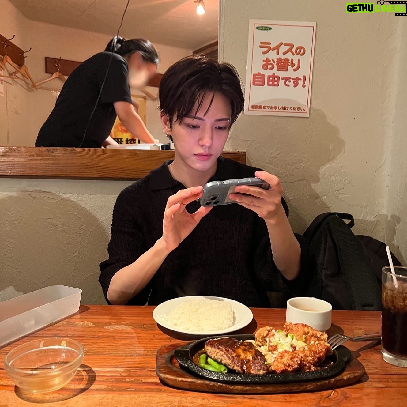Kondo Yohdi - 1.3K Likes - ハンバーグは俺、パイナップル欲しい🍍
皆はハンバーグ何トッピングが好き?
俺はパイナップル欲しい。LIVE来れる?
ハンバーグはパイナップル欲しいなー
あ、そういえば、皆、LIVE来れる?
Darli'aになってからもう3ヶ月になって
どんどん自分の課題が沢山になってきて
なんでこんな上手くいかないんだ自分!!
で、パイナップル欲しくなってる。
でも少しずつお客さんが増えてきてるし
もっと沢山俺のオタク増えろー!
LIVE来れる?俺推さない?パイナップル?