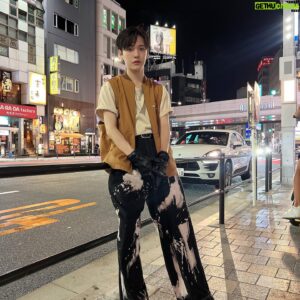 Kondo Yohdi Instagram - 雨降ってるねー嫌だなぁー

さて今日は7月のD&Hの衣装っ
毎月メンバーがWEGOの商品を使って
プロデュースするんだけども、
この月は俺が皆をコーディネート。
テーマは90sくらいのアメリカ🇺🇸
一人一人考えるの大変だったけど
楽しかったよ。どうだったかなぁ？

9月のD&Hは駿太プロデュース！
楽しみだなぁー。28日皆、来てね

あっ、この投稿もコメント返すよ。
皆いつもコメントありがとう！
ちなみに1人1つだと嬉しいかも！

#90s #90年代 #ボーイズグループ
#メンズファッション #フィルムカメラ
#メンズヘア #mensfashion 
#love #fashion #followme #selfie
#일상 #데일리 #좋아요 #팔로우 #카메