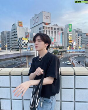 Kondo Yohdi Instagram - これは、7月3日の写真で
上野に行った日です！！

ちなみに俺今年の夏のテーマは
オフの日の芸能人なので
無地の白Tと黒Tを愛用しました。

だから投稿無地T多いかもだけど
許してください！芸能人なので！！

今回もコメント返すよ。偉いね。

沢山の人にLIVE来て欲しいからねー

#黒tシャツ #ボーイズグループ
#タトゥーシール #フィルムカメラ
#love #fashion #followme #selfie
#일상 #데일리 #좋아요 #팔로우 #카메