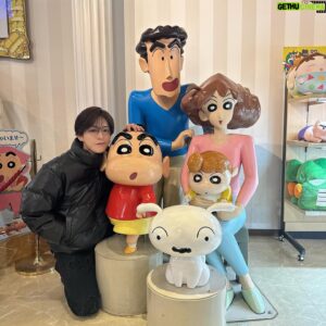 Kondo Yohdi Instagram - 去年の11月の写真です。時差投稿。

最近クレヨンしんちゃんのグッズとかが
かわいくて買っちゃうから、
また春日部行きたいなーってなってる。

いつも駿太とか優雅に写真撮ってもらうのに
いつ投稿されるんですかこれ！って
ちょっと怒られるので気まずいです。
がんばります。だからたくさんコメントください。

ワンマンライブまであと5日。