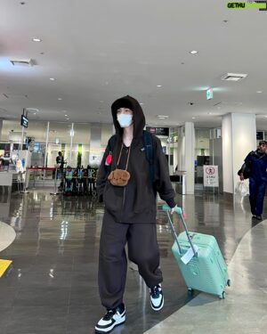 Kondo Yohdi Instagram - あの大人気グループDarli'aの
近藤耀司が来日！GUのパーカーと
スウェットパンツのセットアップに
トイプードルのポーチが可愛いと話題！

#空港ファッション #공항패션