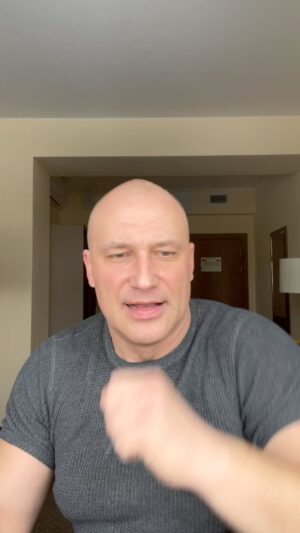Konstantin Solovyov Instagram - Милые наши дамы!
От всего сердца поздравляю вас с 8 марта! Этот день посвящен вашей красоте, женственности и неповторимости. Вы – наша опора, вдохновение и любовь!

За заботу и тепло хочу отблагодарить вас  стихотворением гениального русского поэта Евгения Александровича Евтушенко 🌷

#8марта