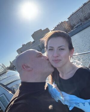 Konstantin Solovyov Instagram - Настоящая Любовь

Настоящая Любовь является конечным, неизмеримым явлением, фундаментом отношений, крепче и надёжнее которого ничего нет. Все дальнейшие философские споры о том, что такое “любовь” не имеют своего реального смысла, так как знаменитым психологом Э. Фроммом была найдена простая формула:

Я нуждаюсь в человеке, так как я люблю его
Когда человек вам нужен, потому что вы его любите – это настоящая любовь. Когда вы любите человека, потому что он вам нужен – это зависимость, а не любовь.

Настоящая любовь – это НЕ наркотик, поэтому, если возникает ситуация, когда вам нужно оставить вашего партнера (если у него есть на это причины), вы должны это понять и отпустить его. Вряд ли это произойдет, так как если это все-таки настоящая любовь, то она взаимна, но у вас должна быть готовность сделать ради своего партнера абсолютно все.

В настоящей любви нет обмана, в настоящей любви человек говорит только правду своему партнеру (даже если такая правда ставит под угрозу их отношения), потому что он думает о своем партнере и не хочет скрывать от него что-либо.

Настоящая любовь – это сложное строительство отношений, которое даже если очень сложное, на деле оказывается очень простым – это странная закономерность-парадокс показывает то, что в данном случае любые вложенные средства оправдывают результат – счастливые отношения в атмосфере настоящей любви.

Как найти свою настоящую любовь?
Вы не поверите, но это довольно просто. Нужно не искать любовь, а нужно лишь устранить все преграды и сложности на пути ее достижения. Случайности неслучайны, но только в том случае, если им ничего не мешает.