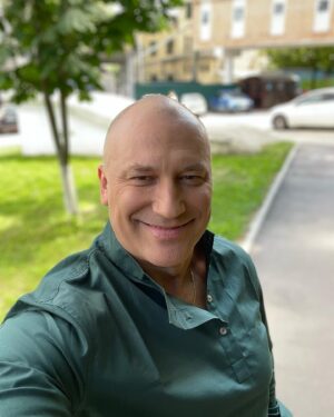 Konstantin Solovyov Instagram - Мне не хватает терпения на определенные вещи. Не потому, что я стал высокомерным, а просто я уже достиг того периода в жизни, когда мне больше не хочется тратить время на то, что мне неприятно или причиняет боль.
Я больше не терплю цинизма, чрезмерной критики или претенциозного отношения.
Я утратил желание угождать людям, которым я не нравлюсь или любить тех, кто меня не любит.
Я не улыбаюсь, если мне не хотят улыбнуться в ответ.
Я больше не провожу ни единой минуты с теми, кто лжет или пытается мной манипулировать.
Для себя я решил не жить в мире с претенциозностью, лицемерием, непорядочностью и дешевой похвалой.
Больше я не выношу ни избирательную эрудированность, ни академическую заносчивость, и я также не сторонник распространения сплетен. Я ненавижу конфликты и сравнения.
Я верю в мир противоположностей, поэтому избегаю людей с ригидной и негибкой психикой.В дружеских отношениях мне не нравится недостаток преданности и предательство.
Я не общаюсь с людьми, которые не знают как сделать комплимент или приободрить.
Те, кто склонен все преувеличивать навевают на меня скуку, и мне очень трудно принимать людей, которые не любят животных.
И помимо всего прочего, мне не хватает терпения на тех, кто не заслуживает моего терпения.