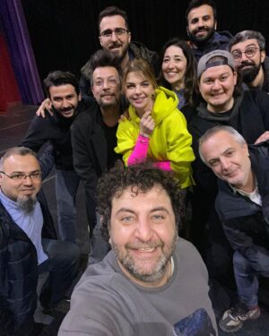 Korhan Herduran Instagram - ŞAŞIRT BENİ çalışıyoruz ama ekip nassıııll güzel🥰 
Şaka baş köşeye dedik güldürmeye niyetlendik. Vira Bismillah⛵️
@modern_muzip_tiyatro 

Ayrıca bu anı ölümsüzleştirdiğin için teşekkürler @baris.yildiz