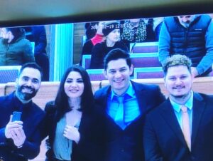 Korhan Herduran Instagram - ÜÇLÜ PÜRÜZ 
yarın sinemalarda🤩 
Heyecanımız yüksek🚀
Biz çekerken çok soğuk ve serum yedik ama gerçekten eğlendik. Lunapark gibi bir deneyimdi bir daha olsa bir daha yaparım! Senaryomuza ve yola çıktığımız arabanın arkasında yazan söze çok inandık;
“Ya bir yol bul, 
ya bir yol aç, 
ya da yoldan çekil” tabi ki bu gaza gelmenin faturasını Utku, Serhat ve Haktan fena ödediler😂 Bu macera eşsizdi ve inanıyorum bu eşsiz macerayı siz de çok severek ve gülerek izleyeceksiniz. Haydi çokça gülelim, eğlenelim ve seyir zevki yüksek bu filmde buluşalım🫶🏻
@selkare 
@aydemirsel 
@vedatuyar_ 
@okancabalarofficial 
@emrahkmn
@baharrsuerr 
@ozgurcancoban
@ecenazucer
@mufitkayacan 
@sinasiyurtsever 
@selimerdoganofficial