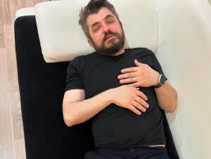 Korhan Herduran Instagram - Şaşırt Beni! Bu oyun kişisel tarihimdeki yeri çok ayrı bir oyundu. Hayatın “meslekten vazgeçtim” dediğim yerde, beni alıp tekrar hikayenin en başından başlatıp, tiyatroyla yeniden yoğurmasıydı. Ömrümüze ömür kattı. Oyuna, oyunculuğa, sanata yeniden dört elle sarılma sebebimiz oldu. Ne pandemiler ne ekonomik krizler ne hayat dertleri atlatırken birbirimize sarıldığımız yuva oldu @modernmuziptiyatro bize. Benim çok kıymetli dostlarım, abilerim, ablalarım, kardeşlerim. Çok ama çok seviyorum bizi. Bize yakışan bir son oldu şükürlerce🙏🏻✨ En kısa zamanda yenilerde buluşalım 🥂😘🤲🏻