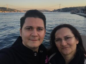 Korhan Herduran Instagram - Anneeee😘😁 @filizherduran 
Tüm annelerimizin anneler gününü kutlarım. Melek olan annelerimizin de😇