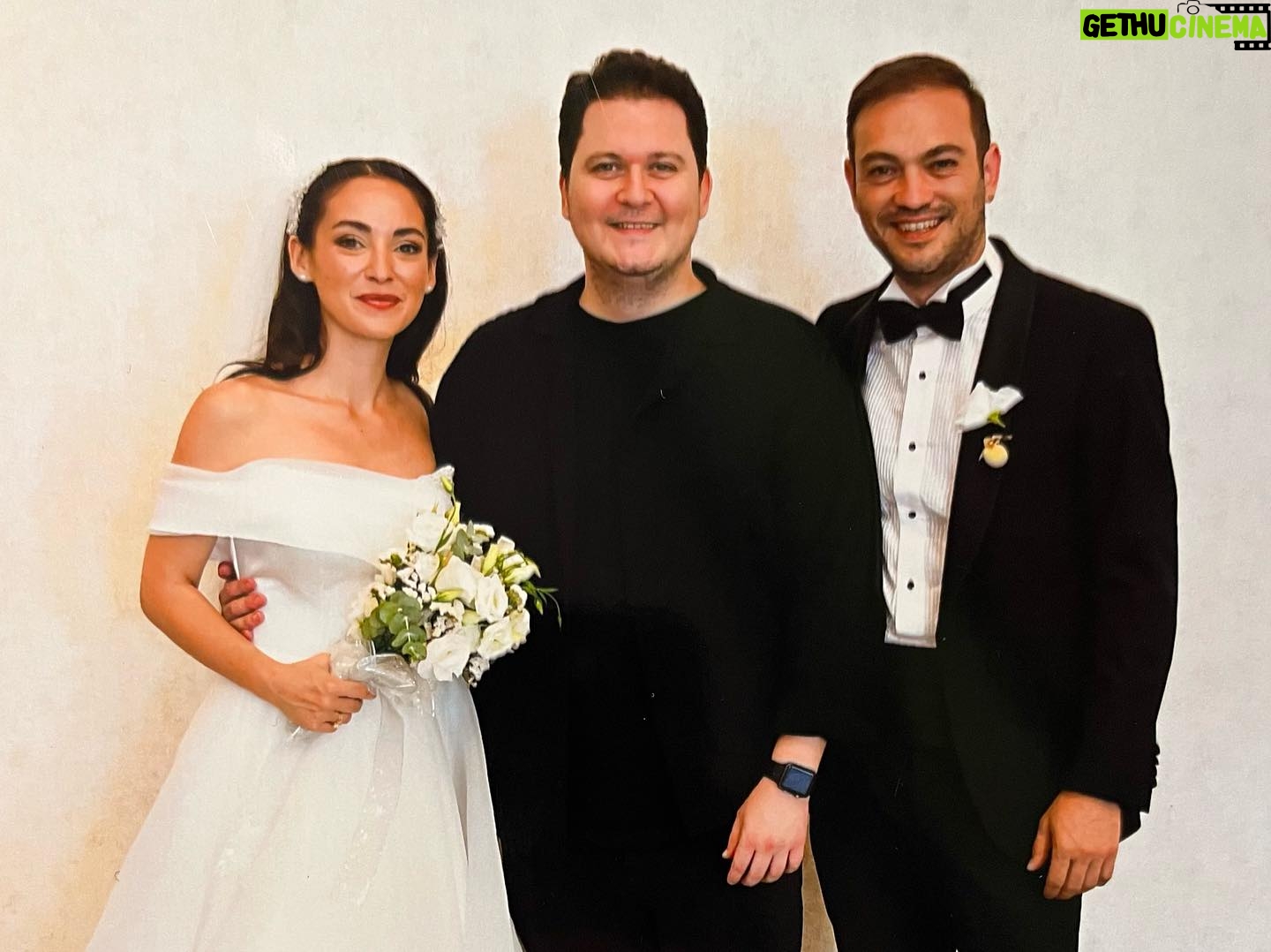 Korhan Herduran - 3 Likes - Canım kardeÅim @ismailoral ve ailemizin biricik yeni gelini @nazlipinarkaya ānın en mutlu günleri bir postu hak ediyordu. Ćünkü onlar gƶrdüÄüm en iyi Ƨiftler ve bu eÅsiz hatıramızı gƶrmenizi istedimš§æšŖ¬ āNot: Son fotoÄraf kurgu deÄildir. Ayrıca beni bu güzelliklerine Åahit ettikleri anın fotoÄrafında yüzümü kestim çünkü manasız hüzünlüyümšā Ćoook mutlu olun, hep birlikte Ƨook daha mutlu ve büyük bir aile olalım. Sizi Ƨok seviyorumš¹