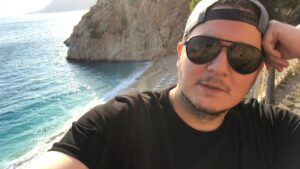 Korhan Herduran Instagram - Evet arkamda Kaputaş var ama siz yine kime odaklanacağınızı biliyorsunuz! Tammamm?? (Meraklısı için hikayeme koydum Kaputaşı doya doya bakarsınız. Gezi bloğu değil sonuçta burası🙄😃)