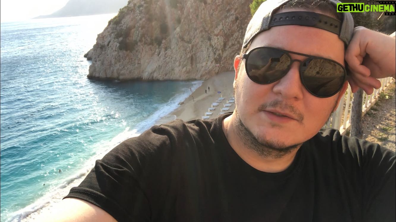 Korhan Herduran - 3 Likes - Evet arkamda Kaputaş var ama siz yine kime odaklanacağınızı biliyorsunuz! Tammamm?? (Meraklısı için hikayeme koydum Kaputaşı doya doya bakarsınız. Gezi bloğu değil sonuçta burası🙄😃)