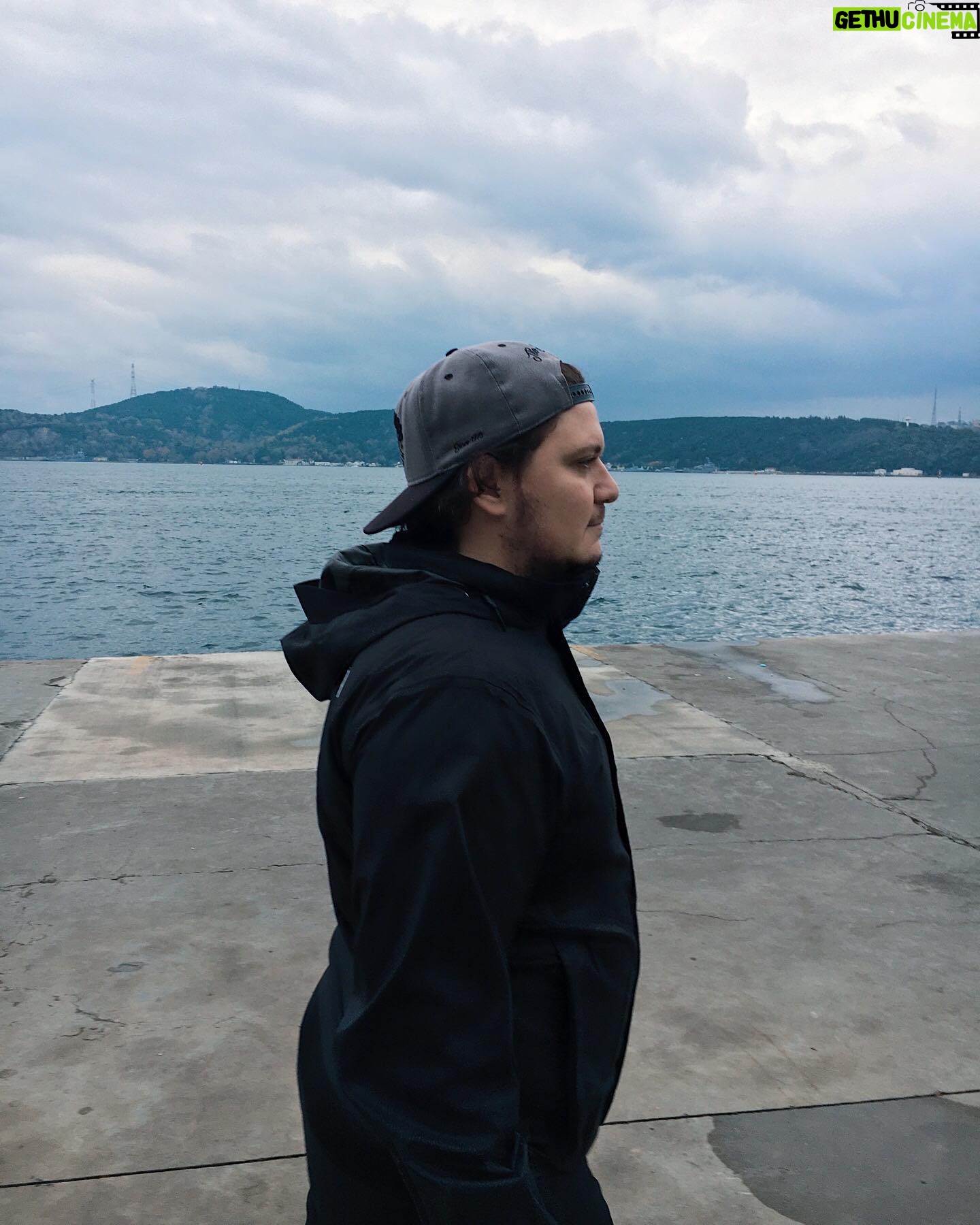 Korhan Herduran - 3 Likes - Yürüyelim arkadaÅlar š¶