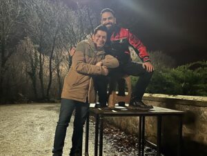 Korhan Herduran Instagram - ÜÇLÜ PÜRÜZ 
yarın sinemalarda🤩 
Heyecanımız yüksek🚀
Biz çekerken çok soğuk ve serum yedik ama gerçekten eğlendik. Lunapark gibi bir deneyimdi bir daha olsa bir daha yaparım! Senaryomuza ve yola çıktığımız arabanın arkasında yazan söze çok inandık;
“Ya bir yol bul, 
ya bir yol aç, 
ya da yoldan çekil” tabi ki bu gaza gelmenin faturasını Utku, Serhat ve Haktan fena ödediler😂 Bu macera eşsizdi ve inanıyorum bu eşsiz macerayı siz de çok severek ve gülerek izleyeceksiniz. Haydi çokça gülelim, eğlenelim ve seyir zevki yüksek bu filmde buluşalım🫶🏻
@selkare 
@aydemirsel 
@vedatuyar_ 
@okancabalarofficial 
@emrahkmn
@baharrsuerr 
@ozgurcancoban
@ecenazucer
@mufitkayacan 
@sinasiyurtsever 
@selimerdoganofficial