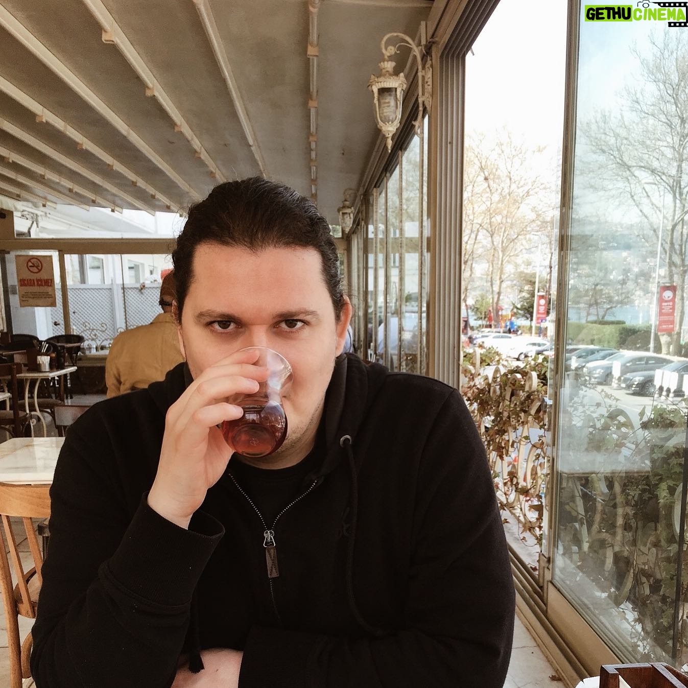 Korhan Herduran - 3 Likes - Ćayı koklayan adam