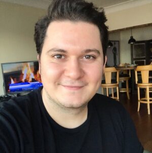 Korhan Herduran Instagram - 2020’nin suçu yok tabi ama insanlık için zor bir yıl olduğu kesindi. Bilinç her şeye gebe, gelin biz yine umudu, hayali, sevgiyi, saygıyı, azimi, şefkati, dayanışmayı diri tutalım. Her şeye rağmen, hepimiz için, her şey çok güzel olacak! ⭐️ (Dediydi dersiniz...)
İyi seneler 🎄