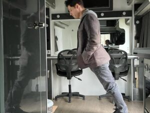 Korhan Herduran Instagram - ÜÇLÜ PÜRÜZ 
yarın sinemalarda🤩 
Heyecanımız yüksek🚀
Biz çekerken çok soğuk ve serum yedik ama gerçekten eğlendik. Lunapark gibi bir deneyimdi bir daha olsa bir daha yaparım! Senaryomuza ve yola çıktığımız arabanın arkasında yazan söze çok inandık;
“Ya bir yol bul, 
ya bir yol aç, 
ya da yoldan çekil” tabi ki bu gaza gelmenin faturasını Utku, Serhat ve Haktan fena ödediler😂 Bu macera eşsizdi ve inanıyorum bu eşsiz macerayı siz de çok severek ve gülerek izleyeceksiniz. Haydi çokça gülelim, eğlenelim ve seyir zevki yüksek bu filmde buluşalım🫶🏻
@selkare 
@aydemirsel 
@vedatuyar_ 
@okancabalarofficial 
@emrahkmn
@baharrsuerr 
@ozgurcancoban
@ecenazucer
@mufitkayacan 
@sinasiyurtsever 
@selimerdoganofficial
