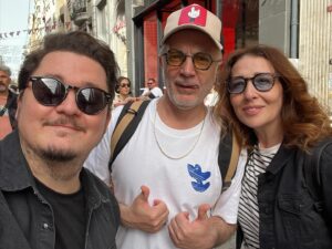 Korhan Herduran Instagram - Şaşırt Beni! Bu oyun kişisel tarihimdeki yeri çok ayrı bir oyundu. Hayatın “meslekten vazgeçtim” dediğim yerde, beni alıp tekrar hikayenin en başından başlatıp, tiyatroyla yeniden yoğurmasıydı. Ömrümüze ömür kattı. Oyuna, oyunculuğa, sanata yeniden dört elle sarılma sebebimiz oldu. Ne pandemiler ne ekonomik krizler ne hayat dertleri atlatırken birbirimize sarıldığımız yuva oldu @modernmuziptiyatro bize. Benim çok kıymetli dostlarım, abilerim, ablalarım, kardeşlerim. Çok ama çok seviyorum bizi. Bize yakışan bir son oldu şükürlerce🙏🏻✨ En kısa zamanda yenilerde buluşalım 🥂😘🤲🏻