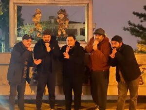Korhan Herduran Instagram - Şaşırt Beni! Bu oyun kişisel tarihimdeki yeri çok ayrı bir oyundu. Hayatın “meslekten vazgeçtim” dediğim yerde, beni alıp tekrar hikayenin en başından başlatıp, tiyatroyla yeniden yoğurmasıydı. Ömrümüze ömür kattı. Oyuna, oyunculuğa, sanata yeniden dört elle sarılma sebebimiz oldu. Ne pandemiler ne ekonomik krizler ne hayat dertleri atlatırken birbirimize sarıldığımız yuva oldu @modernmuziptiyatro bize. Benim çok kıymetli dostlarım, abilerim, ablalarım, kardeşlerim. Çok ama çok seviyorum bizi. Bize yakışan bir son oldu şükürlerce🙏🏻✨ En kısa zamanda yenilerde buluşalım 🥂😘🤲🏻