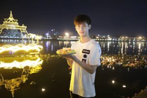 Korn Khunatipapisiri Instagram - ลอยอาหารปลา ♡~
.
#ตัดงานเสร็จก็ออกมาเลย #แว่นก็ไม่ถอดแล้วปวดตา 
#คลิปใหม่มาแล้วนะ #แกล้งเพื่อนวันลอยกระทง 😁😍
Youtube : oaujun hi-end