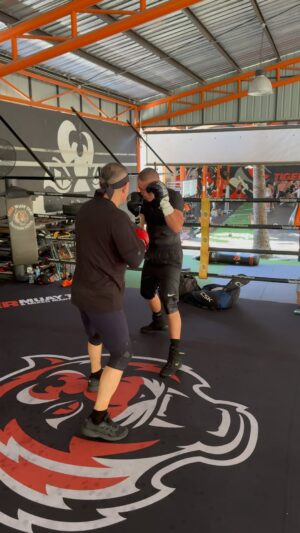 Kostya Tszyu Instagram - Работа продолжается. Оттачиваем технику. Важны маленькие детали. #техникабокса #школабокса #мастербокса @timtszyu  @nolimit_aus @nikitatszyu