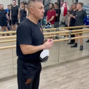 Kostya Tszyu Instagram - 11 марта прошел мой мастер-класс в клубе @vitasport_wellnessclub 

Мы начали с участниками с небольшой комплексной разминки, а потом детально разбирали различные техники боксерских ударов и специальные приемы.

В конце у всех желающих была возможность попробовать свои силы и потренировать удары на ринге.

#бокс #мастеркласс #тренировка #фитнесклуб
