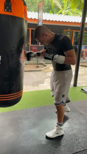 Kostya Tszyu Instagram - Last minute of 20 minutes workout. Последние минуты двадцатиминутной работы на мешке. Работаем на специальную выносливость . @timtszyu @boxingaustralia_official @russianboxingfederation