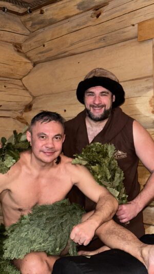 Kostya Tszyu Instagram - 🍃

Не перестаю удивляться на сколько бокс и баня объединяет людей🥊💨🍃 

У меня в гостях побывал Константин Цзю @kostyatszyu легенда мирового бокса🥊

Ну а дальше смотрите сами🌪️💨🍃

Огромную благодарность за снятое и смонтированное видео выражаю @akskate22

А так же благодарность банному комплексу @taejnii.resort 

#бакс
#баня
#русскаябаня
#банярусская