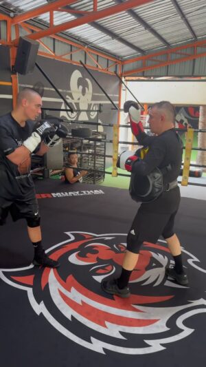 Kostya Tszyu Instagram - Continue working on the technique. Продолжаем работу над техникой ударов. @wbcboxing @boxing_worldwide1 @worldboxingorg