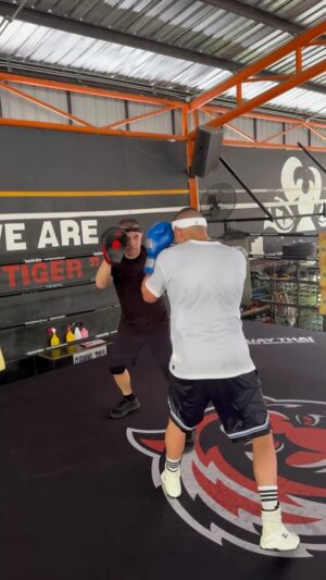 Kostya Tszyu Instagram - The student and the master ⚒️

#nolimitboxing