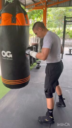 Kostya Tszyu Instagram - 23 минуты работы на мешке без пауз и остановок , non stop drill @timtszyu @nolimit_aus @ausboxing @russianboxingfederation @nikitatszyu #boxing #wbc @wbcboxing @wbaboxingofficial @worldboxingorg @ibfboxingofficial