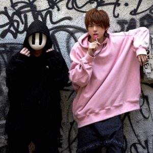 Kosuke Asuma Instagram - .
今日が俳優デビューして2000日が経ちました。演劇「ハイキュー‼︎」で及川さんを初めて演じた初演から始まり、そこからたくさんの役を頂いて今まで頑張ってきました。ですがこのご時世になり今まで当たり前のようにやっていた舞台ができなくなり、自分の中では腰を怪我して舞台ができなくなった時の感じに近いです。悔しい気持ちも強いし、しょーがないと最近は諦めてる自分もいます。この感情をぶつけるところがなくなると何か行動して、何かをしないと落ちついていられない。応援してくれるみんながいながら自分が止まってちゃダメだって思うし、そんなエンタメ人にはなりたくないから。暗い話になっちゃったけど明るい話もあります。アパレルコラボが決定しました！！！！！！以前から仲良しな方とお話しをして協力して頂きます。（@_abcereal_）今まで以上にいい服を作ります。応援してくれてる方には来て欲しいです！写真は全く関係ない明るい遊馬です🤣🤣🤣さぁ、今日もたくさん食べるよ。
.
#遊馬晃祐 
#abcereal 
#アブシリアル 
#ユニセックスブランド 
#オーバーサイズ 
#ストリートウェア 
#unisexfashion 
#unisex