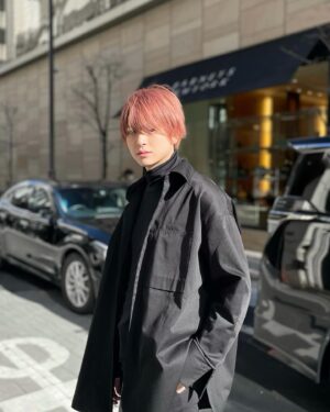 Kosuke Asuma Instagram - ピンクジャンプー使ってたら、髪の色がいい感じになってきたー！！！
赤髪だとアイコを思いだすね。
.
みんなは遊馬の髪色何が好き〜？
やっぱり黒か茶髪かな？
.
逆に最近よく聞かれる質問で、好きな女性の髪型。笑
ショートかロング選ぶの難しいけど、どちらかを選んでと言われたらショートかな😆
.
.
.
What hair color do you guys like on me? Perhaps most answers will be either black or brown..
.
Lately I’ve received frequently asked questions on what is my favorite female hairstyle! If I get to choose, maybe short hairstyle?