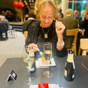 Krisse Salminen Instagram - Mikä riemureissu Turus! 💛🥂
Äipän synttärit, parhaat sapuskat, upee Cabaret, yölliset pölötykset parisängyssä ja lopuks vielä keikka mielettömässä Turun linnassa jossa muistaakseni kävin syntymässäkin 1300-luvun alussa✨
Kaarina kiittää kaikkia onnitteluista ja suunnittelee jo isoja 9kymppisiä!
❤️❤️❤️❤️❤️