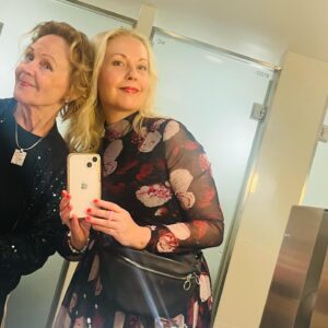 Krisse Salminen Instagram - Mikä riemureissu Turus! 💛🥂
Äipän synttärit, parhaat sapuskat, upee Cabaret, yölliset pölötykset parisängyssä ja lopuks vielä keikka mielettömässä Turun linnassa jossa muistaakseni kävin syntymässäkin 1300-luvun alussa✨
Kaarina kiittää kaikkia onnitteluista ja suunnittelee jo isoja 9kymppisiä!
❤️❤️❤️❤️❤️