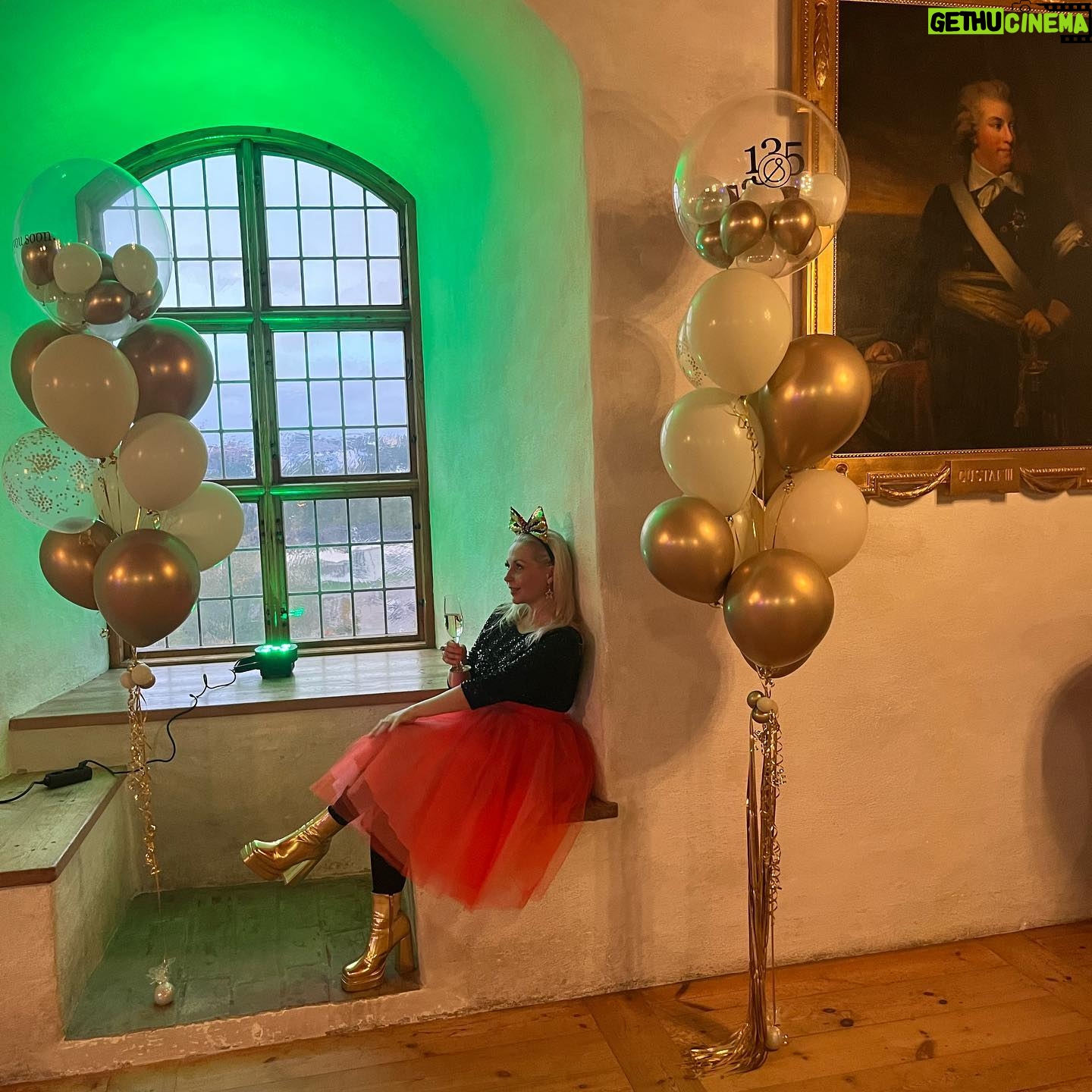 Krisse Salminen - 1K Likes - Mikä riemureissu Turus! 💛🥂
Äipän synttärit, parhaat sapuskat, upee Cabaret, yölliset pölötykset parisängyssä ja lopuks vielä keikka mielettömässä Turun linnassa jossa muistaakseni kävin syntymässäkin 1300-luvun alussa✨
Kaarina kiittää kaikkia onnitteluista ja suunnittelee jo isoja 9kymppisiä!
❤️❤️❤️❤️❤️