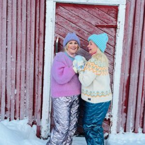 Krisse Salminen Instagram - KIITOS ihanin Äkäslompolo ja rakkaat kälättäjät
 @ullahirvas & @kirsiylijoki 🩵🩵
Hiihettiin pakkasessa, otettiin muotikuvia ja laulettiin neljä tuntia karaokessa niin upeesti että 
koko kylä sekos! 
Saatiin myös uusia internationalfriends kun asuttiin söpöimmässä hostellissa @7fellshostel ❤️❤️
We laav lappi!
#muotimuijjat #reilaajat #karaokequeens