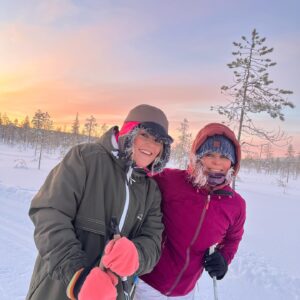 Krisse Salminen Instagram - KIITOS ihanin Äkäslompolo ja rakkaat kälättäjät
 @ullahirvas & @kirsiylijoki 🩵🩵
Hiihettiin pakkasessa, otettiin muotikuvia ja laulettiin neljä tuntia karaokessa niin upeesti että 
koko kylä sekos! 
Saatiin myös uusia internationalfriends kun asuttiin söpöimmässä hostellissa @7fellshostel ❤️❤️
We laav lappi!
#muotimuijjat #reilaajat #karaokequeens