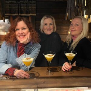 Krisse Salminen Instagram - KIITOS ihanin Äkäslompolo ja rakkaat kälättäjät
 @ullahirvas & @kirsiylijoki 🩵🩵
Hiihettiin pakkasessa, otettiin muotikuvia ja laulettiin neljä tuntia karaokessa niin upeesti että 
koko kylä sekos! 
Saatiin myös uusia internationalfriends kun asuttiin söpöimmässä hostellissa @7fellshostel ❤️❤️
We laav lappi!
#muotimuijjat #reilaajat #karaokequeens