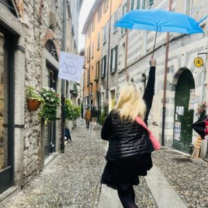 Krisse Salminen Instagram - Raahasin perheen Italiaan❤️🇮🇹
Comolla oli melkein liian kaunista ja Milanossa trendikästä. Otettiin paljon kuvia maisemista ja minusta. 
#pittoreskius #fantastico #mallikansio