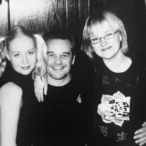 Krisse Salminen Instagram - Siis taas on aihetta Taiteilijajuhlaan😀Mun oma ohjelma starttasi Nelosella tasan 20 vuotta sitten!
Löysin muutaman kuvan työkamuista ja vieraista. Väri-TV oli vissiin just tullut mutta mustavalkokuvat oli muotia. 
Thänkjyy Van Der Media ja onnekkaat ajat. Niin paljon hyviä ihmisiä tuli elämään. Ja lopulta jopa maailman hauskin siippa! Aimaailma ja CinCin!
❤️💜🧡💚💛#barbiegirlfoevö