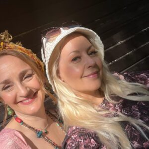 Krisse Salminen Instagram - Rakkaat lapset 2! Jo kolme päivää kuvattu helteessä! Älyttömän hauska tulee. Työryhmässä on muitakin ku minä ja @sannastellan mut kaikki ei niin kuvauksellisia🩷❤️🩷❤️
Eka kausi löytyy @yleareena jos et oo muka nähnyt!
#rakkaatlapset #elämänkesä #influencers