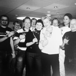 Krisse Salminen Instagram - Siis taas on aihetta Taiteilijajuhlaan😀Mun oma ohjelma starttasi Nelosella tasan 20 vuotta sitten!
Löysin muutaman kuvan työkamuista ja vieraista. Väri-TV oli vissiin just tullut mutta mustavalkokuvat oli muotia. 
Thänkjyy Van Der Media ja onnekkaat ajat. Niin paljon hyviä ihmisiä tuli elämään. Ja lopulta jopa maailman hauskin siippa! Aimaailma ja CinCin!
❤️💜🧡💚💛#barbiegirlfoevö