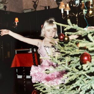 Krisse Salminen Instagram - Siis 80-luvulla tanssahtelin aina upeesti kuusen ympärillä balettipuvussa! Olis ihana idea taas ni yritän joulunpyhinä löytää tän puvun! 
Sit uusia kuvia.
ihanaa ja rauhaisaa joulua kaikille, nyt nautitte!🎄❤️