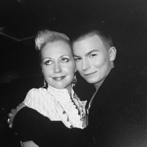 Krisse Salminen Instagram - Siis taas on aihetta Taiteilijajuhlaan😀Mun oma ohjelma starttasi Nelosella tasan 20 vuotta sitten!
Löysin muutaman kuvan työkamuista ja vieraista. Väri-TV oli vissiin just tullut mutta mustavalkokuvat oli muotia. 
Thänkjyy Van Der Media ja onnekkaat ajat. Niin paljon hyviä ihmisiä tuli elämään. Ja lopulta jopa maailman hauskin siippa! Aimaailma ja CinCin!
❤️💜🧡💚💛#barbiegirlfoevö