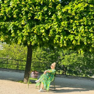 Krisse Salminen Instagram - Kävin Pariisissa! Oli kaunista ja värikästä, tytär otti kuvia kun mätsäsin luontoon💛💚☀️