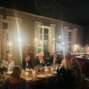 Krisse Salminen Instagram - Ollaan Ullan kans usein mietitty et pitäis vuokrata kartano Teiskosta ja kutsua sinne jengiä. No oli paras idea!
Voitettiin miehet biljardissa, juhlittiin mun hääpäivää ja liikututtiin kummastakin tapahtumasta❤️
@wanhavelada #syysretki #kartanonrouvat #silkkihäät #ystävät