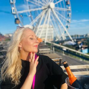 Krisse Salminen Instagram - Elokuu🧡 
Oon kyllä tykännyt tähän asti! 
Olis hirveesti kuvia ja tunnelmia mut laitan vaan tämän eilisen jonka paras bilehileseura @heli.sutela nappasi. #bailando☀️